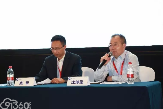 张军教授(左),沈坤堂教授(右)