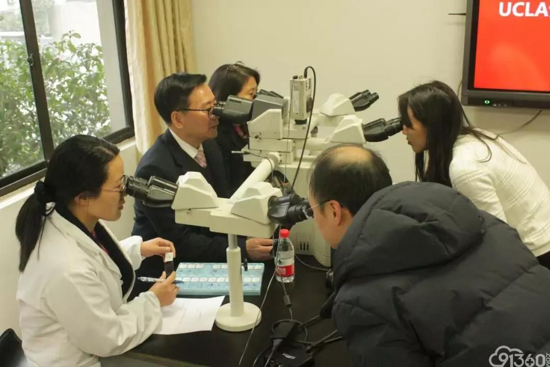 美国加州大学洛杉矶分校病理学专家饶建宇教授应邀来浙江省立同德医院进行病例质控检查